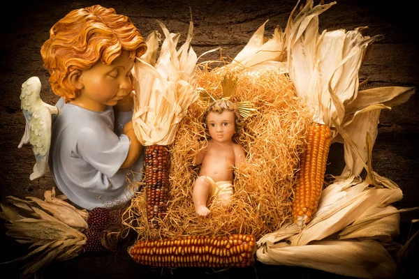 Baby Jezus zorg door een engel, kerstkaarten. — Stockfoto