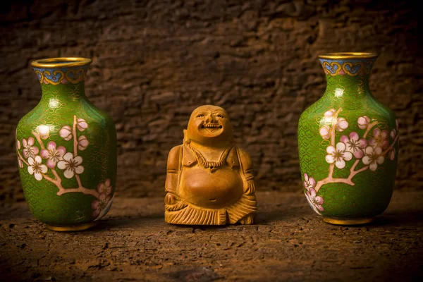 Figura Hotey de Buda de madera entre jarrones en estante — Foto de Stock