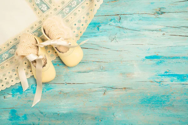 伝統的なベビー服 ブーティー 洗礼スカート 手作りの真珠と青の木のアンゴラの靴下 新生児 — ストック写真