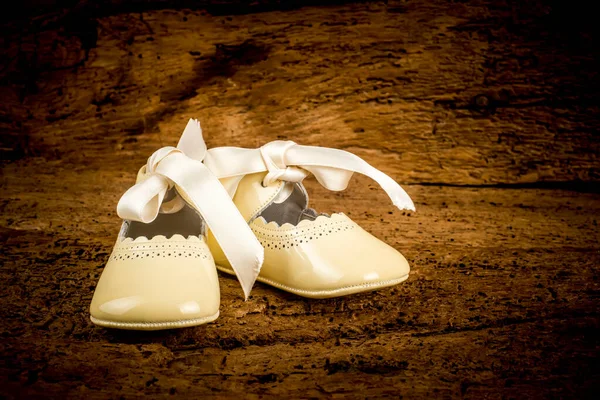 Μικρά Νεογέννητα Δερμάτινα Παπούτσια Φιόγκο Παλιό Ξύλινο Φόντο Παραδοσιακή Βαπτιστική — Φωτογραφία Αρχείου