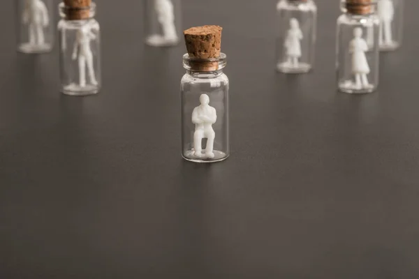 Covid Epidemi Skydd Utsatta Människor Siffror Människor Inuti Transparenta Flaskor — Stockfoto