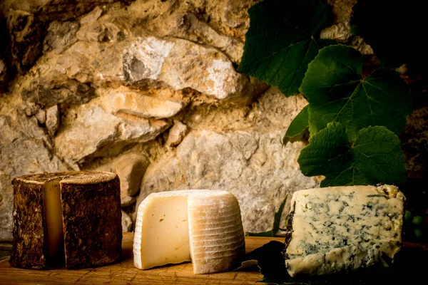 Masanın üzerinde değişik İspanyol peynirleri var. Artisan ineği, keçi ve koyun sütü peyniri.