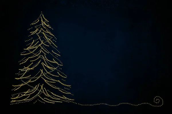 クリスマスの挨拶カード 黄金のモミの木の抽象的なフリーハンドの絵 空白のスペースを持つ濃い青の紙の背景 — ストック写真