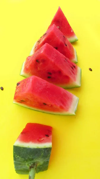 Watermeloen Stukken Gele Achtergrond — Stockfoto