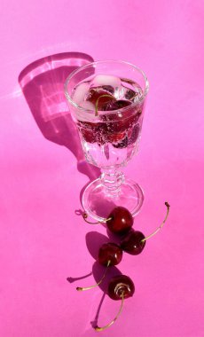 Bir bardak köpüklü suyu kirazla kapat.