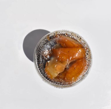 Tepetaklak kavanoz, beyaz arka plan görünümlü armut şurubu.