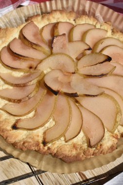 Taze pişmiş armutlu turtayı rafa koy.