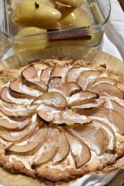 Üzerinde beyaz jöleli armut konservesi olan açık armut turtası.