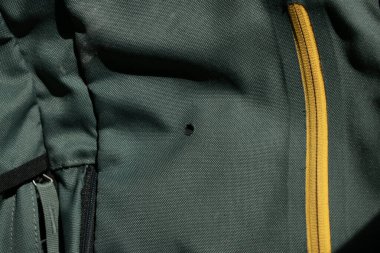 Sırt çantasında sigara izmariti var.