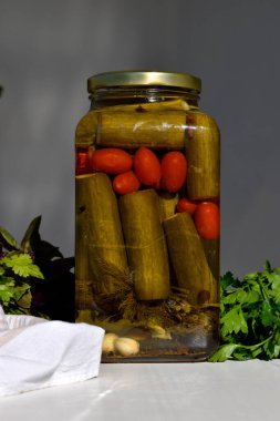 Salatalık ve turşulu büyük kare kavanoz, ön manzara.