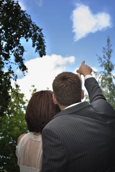 Casamento Casal Caucasiano Pessoas Apaixonadas Homem Uma Mulher Verão Parque — Fotografia de Stock