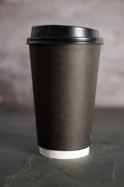 Kağıt bardak kahve kupa gri arka plan üzerinde hisse senedi resmi gitmek için