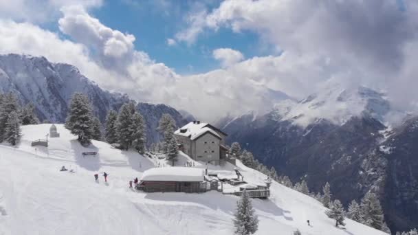 Bir Kayak Merkezinde Karlı Dağlar Ağaçlar Drone Havadan Görüntüleri Stok — Stok video