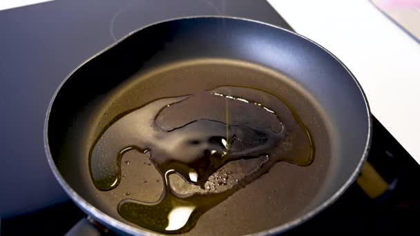 Persoon Gieten Olijfolie Een Hete Koekenpan Keuken Persoon Neemt Pan — Stockvideo