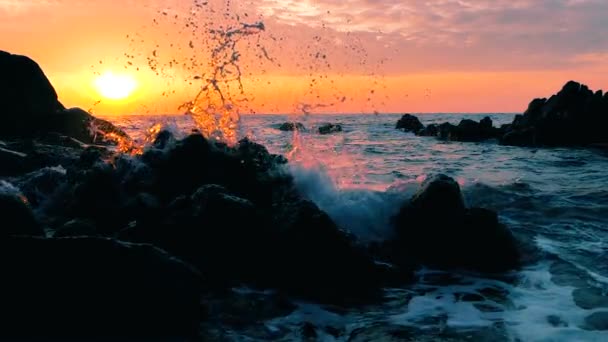 Big blue rough ocean surfing waves slowly splash, crash break. Rolling tropical Thailand beach. Suncet. — Stock Video