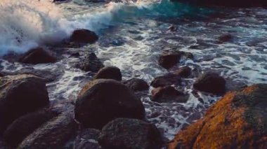 Büyük mavi dalgaokyanus sörf dalgaları yavaş yavaş sıçrama, çökme, kırmak. Rolling tropikal Tayland plaj. Suncet, ne oldu? Close