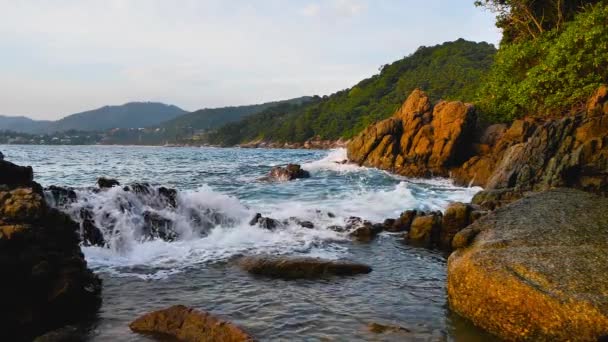 Ondas de surf azul grande oceano áspero lentamente respingo, acidente, quebrar. Tailândia praia . — Vídeo de Stock