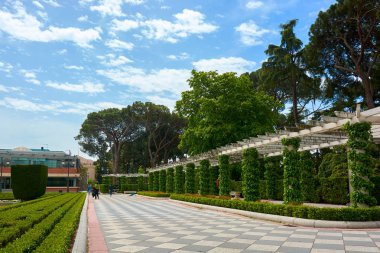 Madrid, İspanya - 23 Nisan 2018: Güzel manzarasına Cecilio Rodriguez bahçeleri, Park iyi emeklilik (Parque del Buen Retiro) Madrid, İspanya.