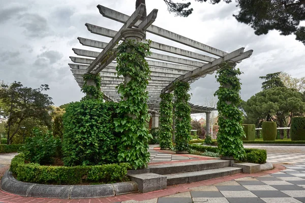 セシリオ ロドリゲス庭園の公園の良い退職 パルケ ブエン レティーロ スペイン マドリードの美しい古いパーゴラ — ストック写真