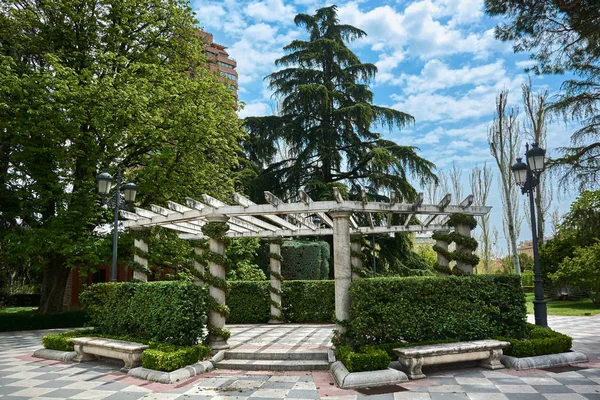 Güzel eski pergola yılında Cecilio Rodriguez bahçeleri, Park iyi emeklilik (Parque del Buen Retiro) Madrid, İspanya.