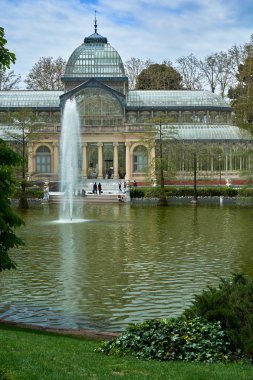 Madrid, İspanya - 23 Nisan 2018: Güzel görünümü görkemli cam sarayın içinde Park iyi emeklilik (Parque del Buen Retiro) Madrid, İspanya.