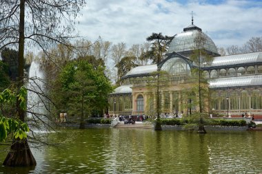 Madrid, İspanya - 23 Nisan 2018: Güzel görünümü görkemli cam sarayın içinde Park iyi emeklilik (Parque del Buen Retiro) Madrid, İspanya.