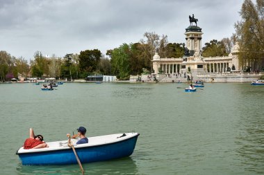 Madrid, İspanya - 23 Nisan 2018: Alfonso XII içinde Park, iyi emeklilik (Parque del Buen Retiro büyük gölet (Estanque Grande) ve İspanyolca için anıt bir sal binmek zevk insanlar Kral).
