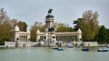 Madrid, İspanya - 23 Nisan 2018: Alfonso XII içinde Park, iyi emeklilik (Parque del Buen Retiro büyük gölet (Estanque Grande) ve İspanyolca için anıt bir sal binmek zevk insanlar Kral).