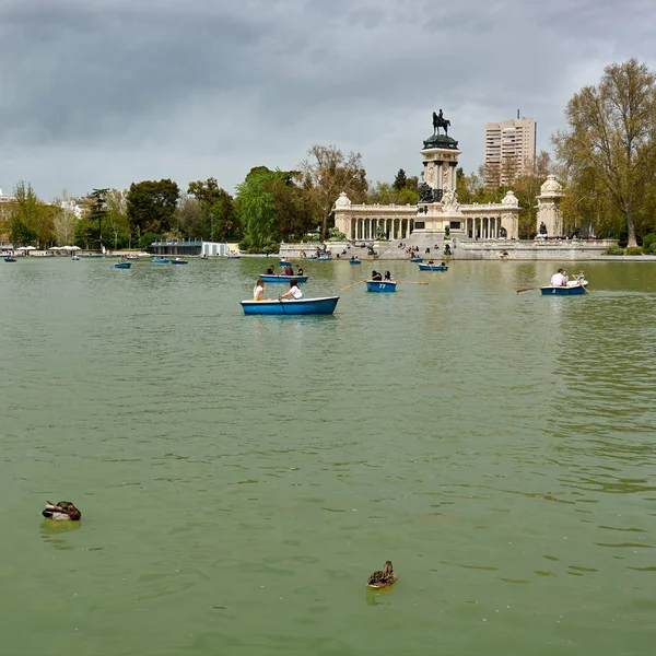 Madrid Španělsko Dubna 2018 Lidé Těší Vor Jízda Velký Rybník — Stock fotografie