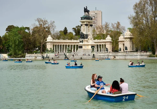 Madrid, İspanya - 23 Nisan 2018: Alfonso XII içinde Park, iyi emeklilik (Parque del Buen Retiro büyük gölet (Estanque Grande) ve İspanyolca için anıt bir sal binmek zevk insanlar Kral).