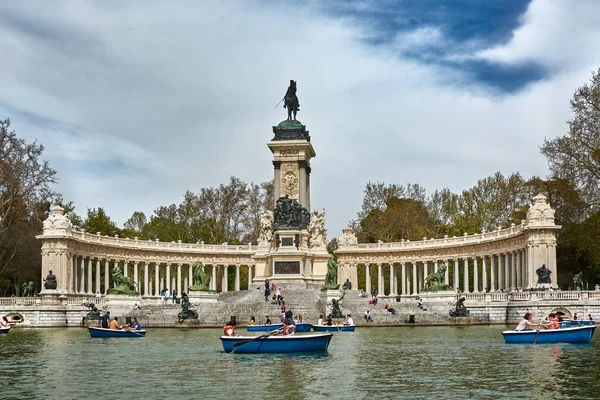 Madrid España Abril 2018 Gente Disfrutando Paseo Balsa Big Pond —  Fotos de Stock