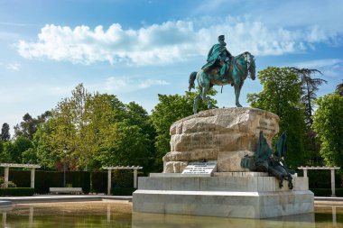 Madrid, İspanya - 23 Nisan 2018: Anıtı İspanyolca için genel Arsenio Martinez Campos, yer Guatemala Meydanı, Park iyi emeklilik (Parque del Buen Retiro) Madrid, İspanya.