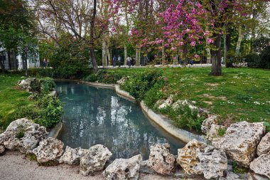 Madrid, İspanya - 23 Nisan 2018: Güzel yer yanındaki büyük gölet (Estanque Grande) içinde Park iyi emeklilik (Parque del Buen Retiro) Madrid, İspanya.