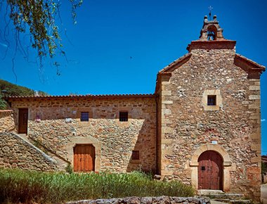 Soria, Castilla Y Leon, Ispanya-Mayıs 24, 2017: kırsal ev ve The Hermitage bizim Lady of Grace Valdegena, küçük köy nerede yazar Avelino Hernandez doğdu.