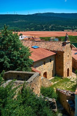 Soria, Castilla Y Leon, Ispanya-Mayıs 24, 2017: Rural House görünümü ve Valdegena, yazar Avelino Hernandez doğdu küçük köy Grace Our Lady of Hermitage.
