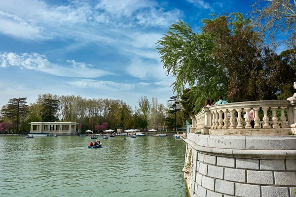 Madrid España Abril 2018 Vista Big Pond Estanque Grande Lado —  Fotos de Stock