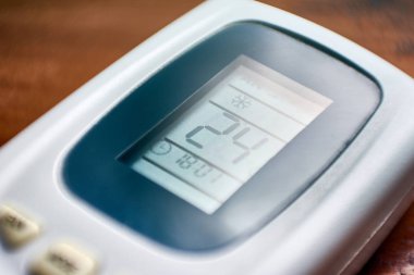 Buenos Aires, Arjantin - 9 Ocak 2019: Uzaktan kumanda bir klima 24 derece santigrat, çevreyi korumak için önerilen ayarı için ayarlayın. Makro çekim.