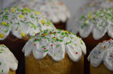 Sprinkles ile pişmiş Paskalya kek