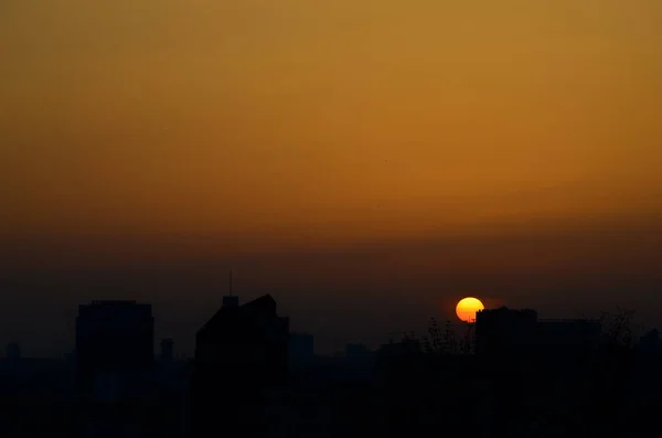 Sol Poniente Detrás Las Siluetas Las Casas Gran Ciudad — Foto de Stock