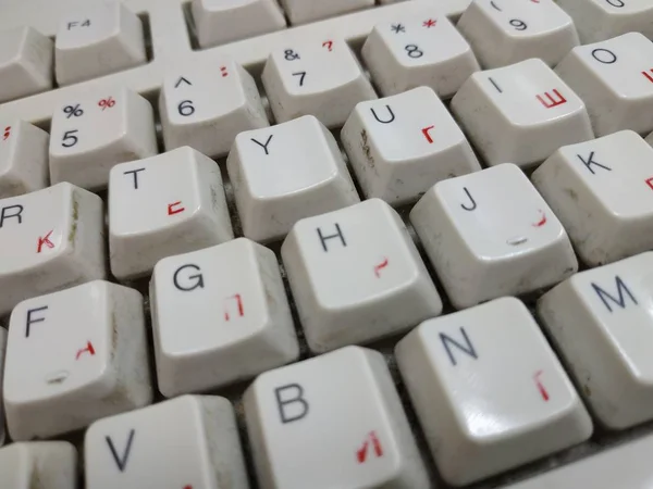Eski klavye. Kirli anahtarları. Silinen harfler.