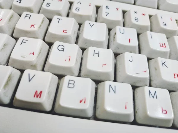 Eski klavye. Kirli anahtarları. Silinen harfler.