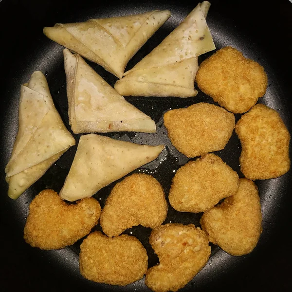 Fried nuggets meyilli içinde. Fast food.