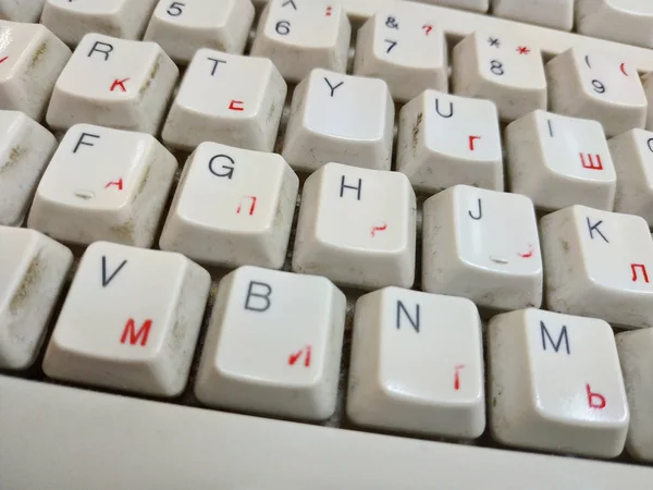 Eski klavye. Kirli anahtarları. Silinen harfler.