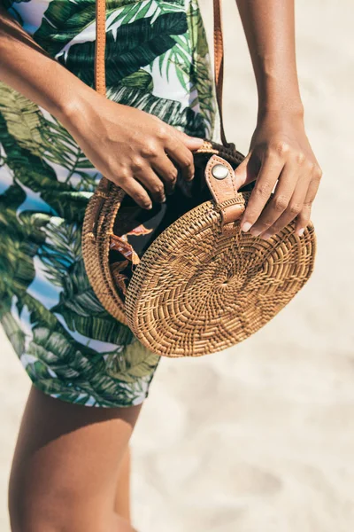 Vrouw met trendy stijlvolle rotan tas en zijden sjaal buiten. Tropische eiland Bali, Indonesië. Rotan handtas en zijden sjaal. — Stockfoto