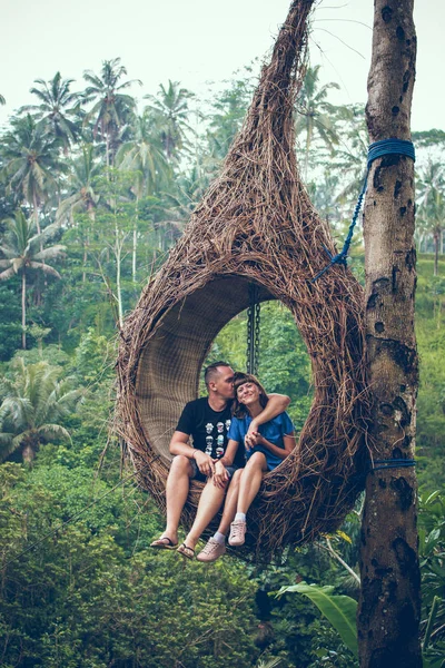 Pareja de luna de miel viajera en la selva de la isla de Bali, Indonesia. Pareja en la selva tropical . — Foto de Stock