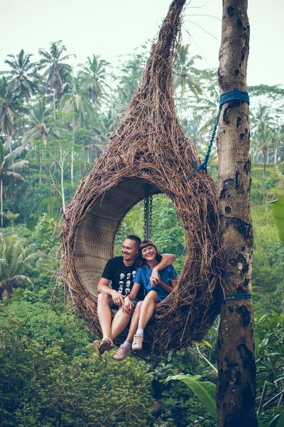 Pareja de luna de miel viajera en la selva de la isla de Bali, Indonesia. Pareja en la selva tropical . — Foto de Stock