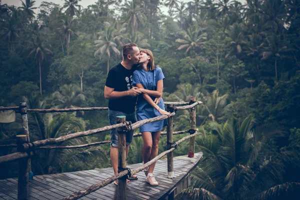 Viaggiatore coppia luna di miele nella giungla dell'isola di Bali, Indonesia. Coppia nella foresta pluviale . — Foto Stock