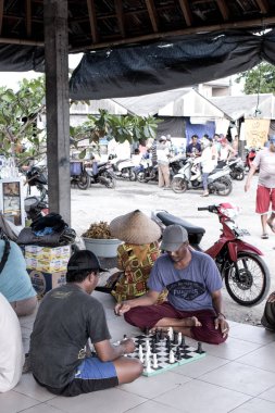 Bali, Endonezya - 12 Nisan 2017: Erkekler oyun satranç.