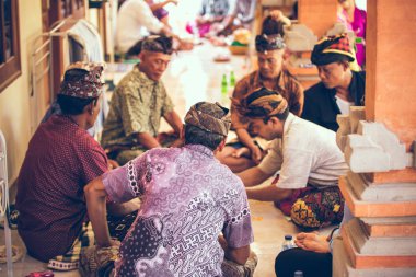 Bali, Endonezya - 13 Nisan 2018: Bali dili Erkekler iskambil katta oturan grubu. Bali Adası.