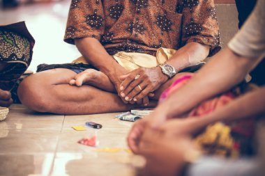 Bali dili Erkekler iskambil katta oturan grubudur. Bali Adası.